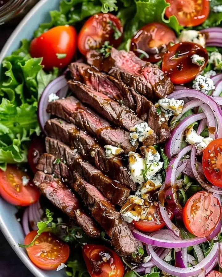 Sliced Steak Salad with Gorgonzola cheese and fresh vegetables
